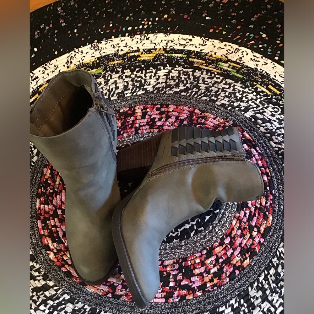 Women’s sugar Haulk Gun Metal Gray Ankle Boot size 6.5M Side Zip 3 inch heel .